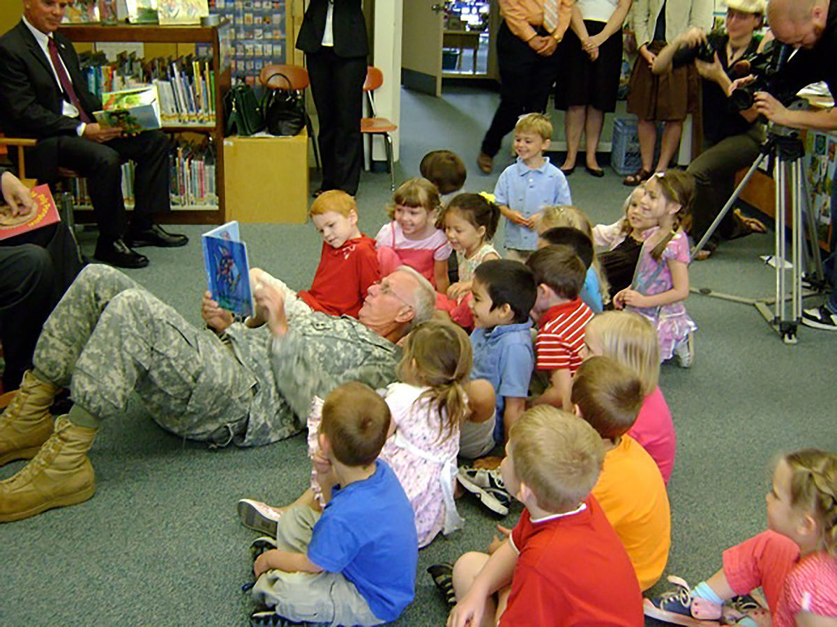 Major General (Ret.) Bill Libby, U.S. Army, reading to pre-K students