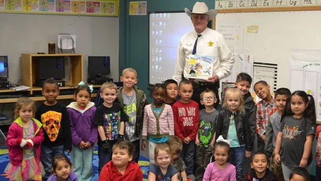 In February 2018, Tom Green County Sheriff David Jones paid a friendly visit to Stacey Miles and Sandra Jackson’s preschool classes at Alta Loma Elementary. 